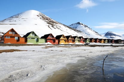 Spitsbergen… ¿No era esa la mayor isla del archipiélago ártico de Svalbard, hacia el polo Norte, con un frío espantoso y osos polares por doquier? Sí… y no. En Spitsbergen se encuentran, por ejemplo, <a href="https://www.huset.com/" target="_blank">Huset, el undécimo mejor restaurante noruego</a> y el Banco Mundial de Semillas de Svalbard. Y también se puede viajar en trineo tirado por perros incluso en verano. Osos polares se encuentran raramente, aunque solo está permitido salir de la pequeña ciudad minera de Longyearbyen con guía, armado con escopeta. Un paraíso al aire libre, sobre todo en verano. En la foto, casas de colores de Longyearbyen, en Svalbard (Noruega).