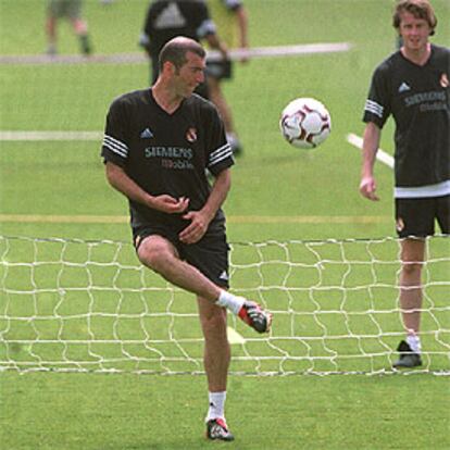 Zidane juega al ftbol-tenis durante un entrenamiento del Madrid.