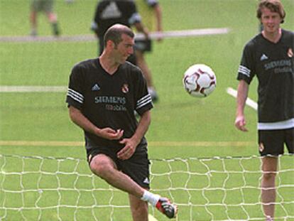 Zidane juega al fútbol-tenis durante un entrenamiento del Madrid.