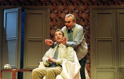 Paco Morán (de pie), con su fiel compañero Joan Pera, durante una representación en 2002 en el teatro Condal de Barcelona.