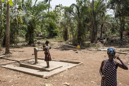 Bomba de agua en la comunidad de Kantinka. Los vecinos afirman que su principal problema es el agua. La compañía instaló esta bomba después de recibir sus quejas pero el agua procedente de esta perforación sale turbia y no es apta para el consumo.