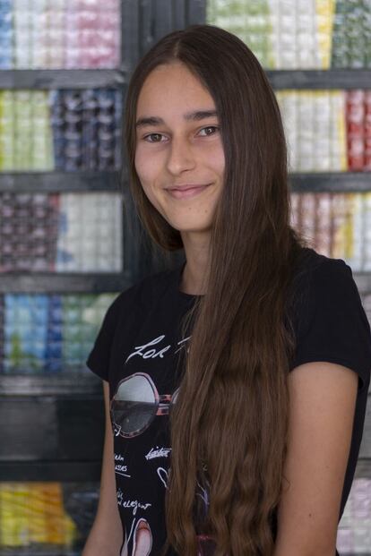 Diana Izabela Cozmiuc, 15 años: “Vengo de Rumanía a los 13 años, y en tres años manejo muy bien el castellano. Tardé tres meses en hablarlo y ahora hablo español, rumano, inglés y francés. Con este proyecto la gente puede ver que debe ayudar a incorporarse a los extranjeros”.