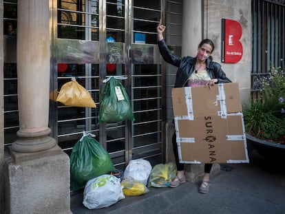 Protesta contra el sistema de recogida de basura puerta a puerta en el distrito de Sant Andreu de Barcelona, en mayo pasado.