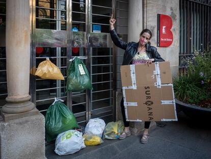 Protesta ante la sede del distrito de Sant Andreu de Barcelona contra la recogida de basura puerta a puerta.