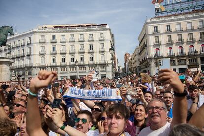 Cientos de personas durante la recepción del Real Madrid en la Real Casa de Correos, este domingo.