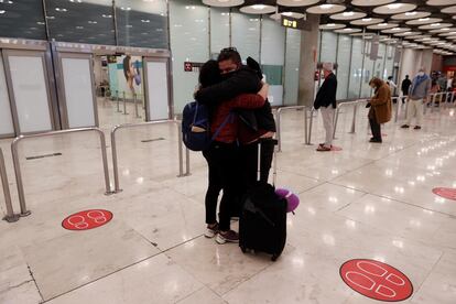 Una pareja, en un aeropuerto.