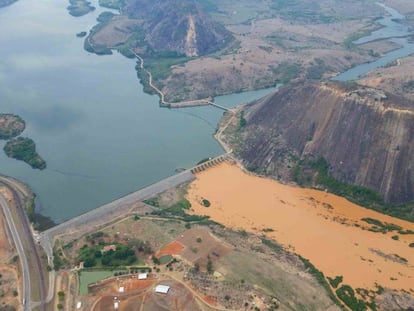 As &aacute;guas contaminadas pela lama no Baixo Gundu.