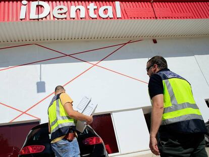 La Policía Nacional registra la sede iDental en localidad castellonense de Betxí. 