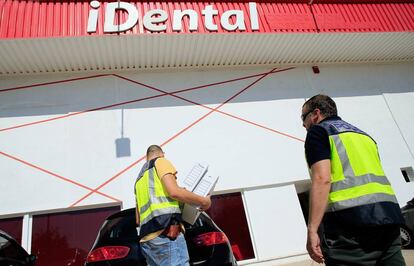 La Policía Nacional registra la sede iDental en localidad castellonense de Betxí. 