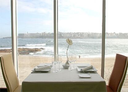 Desde el comedor de Playa Club se disfruta de una panorámica de la playa de Riazor con el perfil de A Coruña al fondo.
