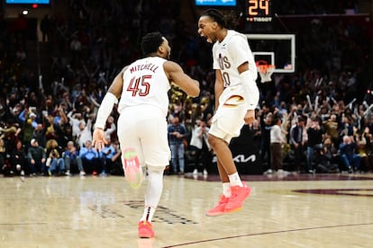 Donovan Mitchell y Darius Garland celebran una canasta durante el partido de este miércoles.