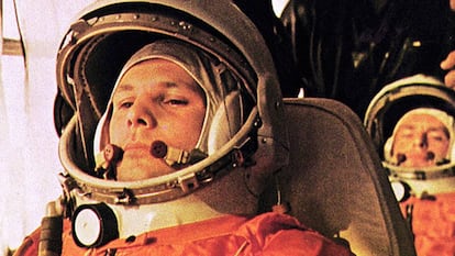 Yuri Gagarin, a punto para subir al cohete que le llevará al primer vuelo espacial. Detrás, Titov, preparado para sustituirle en caso de cualquier eventualidad.