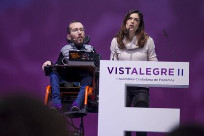 La responsable de Igualdad de Podemos, Clara Serra, junto al secretario de Organización del partido, Pablo Echenique (i).