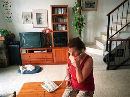 Mujer hablando por teléfono desde su domicilio, en Barcelona,