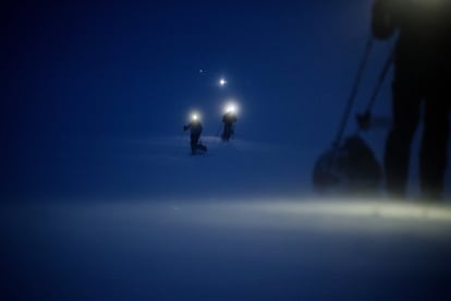 <b><p>Esquí nocturno en Masella </b></p> La estación de esquí de Masella, en Girona, cuenta con la mayor superficie de la Península para esquiar de noche, gracias a un sistema de luces en las 13 pistas de las cotas bajas y medias. Todas ellas están enlazadas por una red de siete remontes que salvan los 420 metros de desnivel que tiene el dominio de noche. Se puede practicar esquí nocturno los jueves, de 18.00 a 20.00, y los sábados, de 18.30 a 21.30. De día, Masella ofrece un trepidante descenso de más de 900 metros de bajada continua desde la cima de La Tosa (2.535 metros) hasta el Pla de Masella (1.600 metros), que atraviesa el bosque que cubre amplias zonas de la estación. (<i>Fortfait</i> de día: 44 euros; niños, 34).