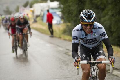 Contador abre distancia con el grupo perseguidor en su ataque en el ascenso al col de Bayard.