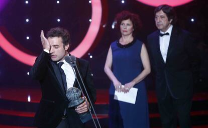 Daniel Guzmán recibe el premio a mejor Dirección Novel en los premios Goya.
