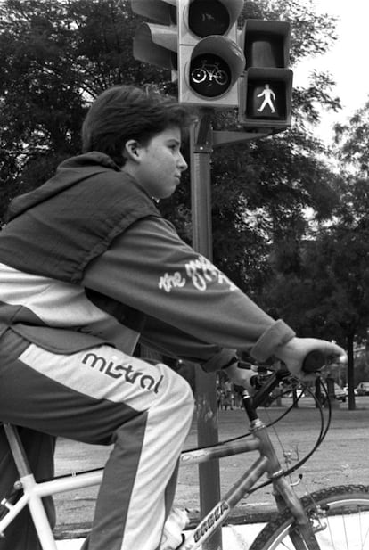 Un adolescent circulant per la capital catalana amb la seva bicicleta, l'any 1995.