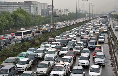La falta de electricidad ha provocado grandes atascos en ciudades como Nueva Delhi.