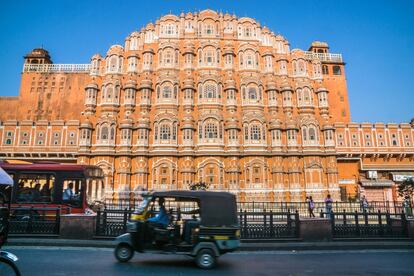 El Hawa Mahal o Palacio de los vientos, con sus cinco plantas de arenisca rosa a modo de colmena, es el edificio más distintivo de Jaipur, la capital del Estado del Rajastán. Fue construido en 1799 por un maharajá para que las mujeres de la casa real pudieran contemplar la vida de la ciudad sin ser vistas. Desde arriba, las panorámicas del Jantar Mantar (el observatorio astronómico de la misma época) y del palacio de la Ciudad por un lado, y del bazar Siredeori, por el otro, son fantásticas.