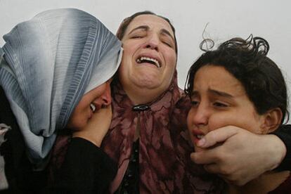 Familiares del maestro palestino se consuelan mutuamente durante el funeral celebrado ayer en el campo de Yabalia.