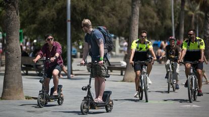 Turistas en patinete por Barcelona