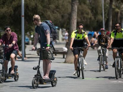 Turistes en patinet a Barcelona.