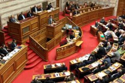 El líder del principal partido opositor SYRIZA, Alexis Tsipras (c), habla ante el Parlamento de su país ayer, en Atenas, (Grecia).