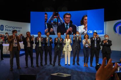 El presidente del PP, Alberto Núñez Feijóo, posa tras su discurso en el congreso celebrado este sábado junto a su antecesor Pablo Casado y otros dirigentes del partido.