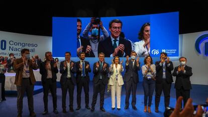 El presidente del PP, Alberto Núñez Feijóo, posa tras su discurso en el congreso celebrado este sábado junto a su antecesor Pablo Casado y otros dirigentes del partido.