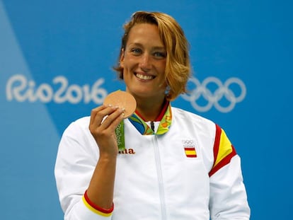 Miria Belmonte con la medalla de bronce lograda en 400 estilos.