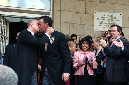 El edil de Cultura del Ayuntamiento de Ourense, José Araújo (izquierda), y su pareja Nino Crespo, se besan a la salida del Ayuntamiento de Ourense tras su enlace, la primera boda civil entre homosexuales celebrada en España entre un cargo electo del PP y su pareja y que oficó el alcalde de la ciudad Manuel Cabezas, también del PP. 8 de abril de 2006.