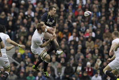 Chris Robshaw de Inglaterra lucha en el aire por la pelota contra Stuart Hogg de Escocia.