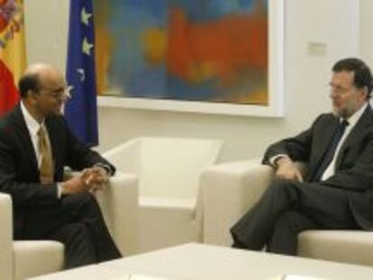 El primer ministro de Singapur, Tharman Shanmugaratnam, conversa con Mariano Rajoy. 