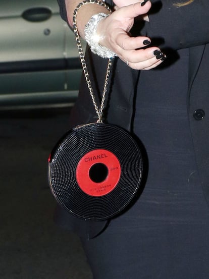 Se trataba de un 'clutch' de Chanel que imitaba un disco de vinilo. Un complemento óptimo para una diva de la canción que tras la pandemia, y después de anunciar que estaba preparando un nuevo disco, desaparecería totalmente del ojo público. En 2022 empezó a promocionar su nuevo sencillo subió a redes sociales fotos y videos con una imagen muy desaliñada, explicando que sufría un fuerte cuadro de estrés y ansiedad. Ha sido por fin en 2024 cuando hemos podido verla recuperada y en forma junto a Karol G sobre el escenario del Santiago Bernabéu, donde fue aclamada como la grandísima diva que es.