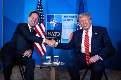 Rutte saluda a Trump durante el encuentro inicial de la cumbre de la OTAN en La Haya el pasado miércoles.