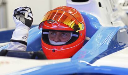 El campeón mundial se ha estrenado con un  coche azul y blanco que la escudería Mercedes utilizará en el próximo campeonato GP2 Series.