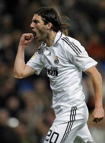 Higuaín celebra uno de sus cuatro goles al Málaga.