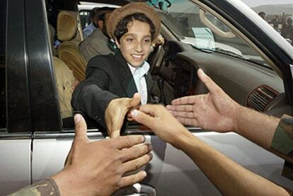 Ahmad, hijo de Masud, saluda a la multitud luciendo el &#39;pakol&#39; (sombrero afgano) que siempre llevaba su padre.
