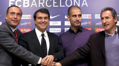 Yuste, Laporta, Guardiola y Begiristain se estrechan la mano durante la rueda de prensa.