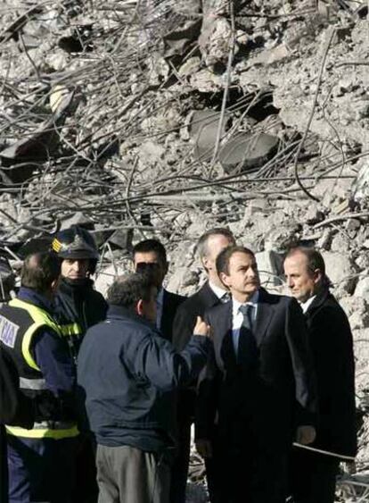 El presidente del Gobierno, durante su visita al lugar del atentado.