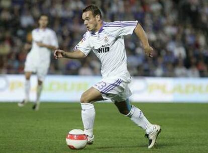 Wesley Sneijder conduce el balón durante el partido que el Madrid disputó en Getafe.
