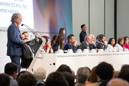 Mia Couto habla durante la premiación llevada a cabo en la ceremonia de inauguración de la FIL 2024, en Guadalajara. 