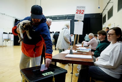 Un irlandés deposita su voto en un colegio electoral en Dublín, este viernes.