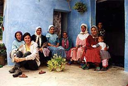 María Auxiliadora Blanco, sentada a la izquierda, con un grupo de mujeres del Rif.