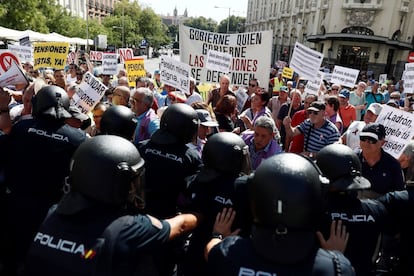 Un centenar de jubilados intenta romper el cordón policial frente al Congreso, donde estaba prevista una reunión del Pacto de Toledo. “El Gobierno socialista no puede actuar como el del Partido Popular. A los pensionistas hay que escucharles, no mandarles policías", ha declarado Íñigo Errejón, de Podemos.