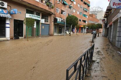 Inundación en una de las calles de Arganda del Rey durante las intensas lluvias.