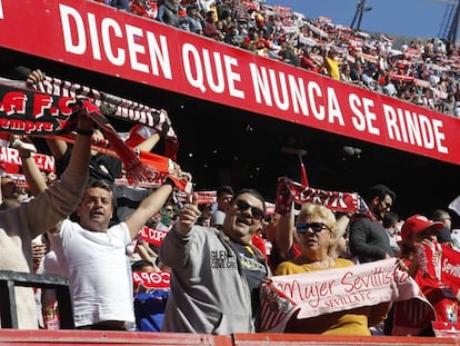 Aficionados del Sevilla en el Ramón Sánchez Pizjuán.