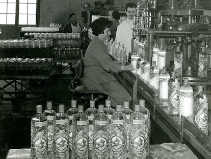 Tanto la botella como la etiqueta de Anís del Mono se mantienen inalterables desde que se fundó la marca en 1870.