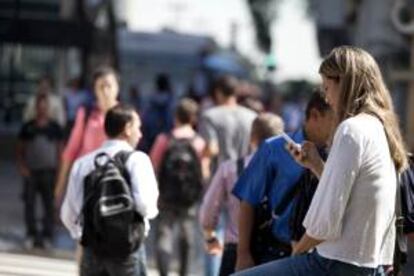 Una joven utiliza su teléfono móvil. EFE/Archivo